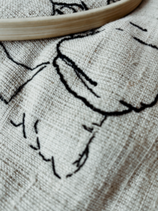 Detail foto geborduurd baby handje